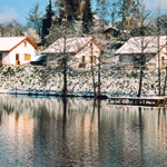 Drei Ferienhäuser am Ilsensee in winterlicher Umgebung mit Schnee