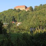 Aussicht vom Parkplatz des Hotels "Die Post" auf das Schloss von Schillingsfürst