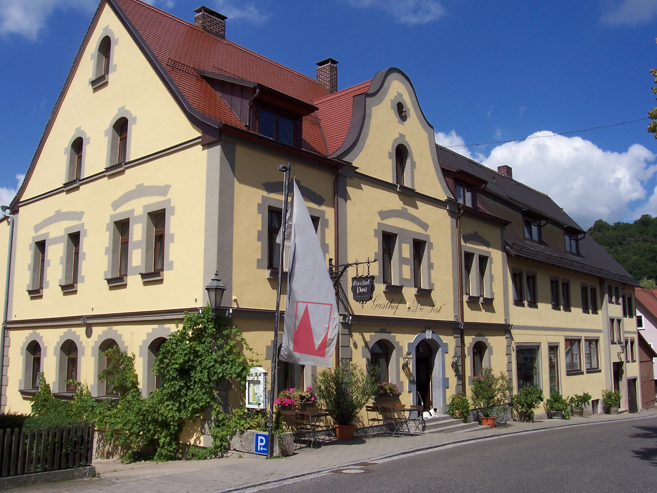 Ansicht von der Hauptstrasse auf das Hotel "Die Post" und Brennerei Frankenhöhe in Schillingsfürst